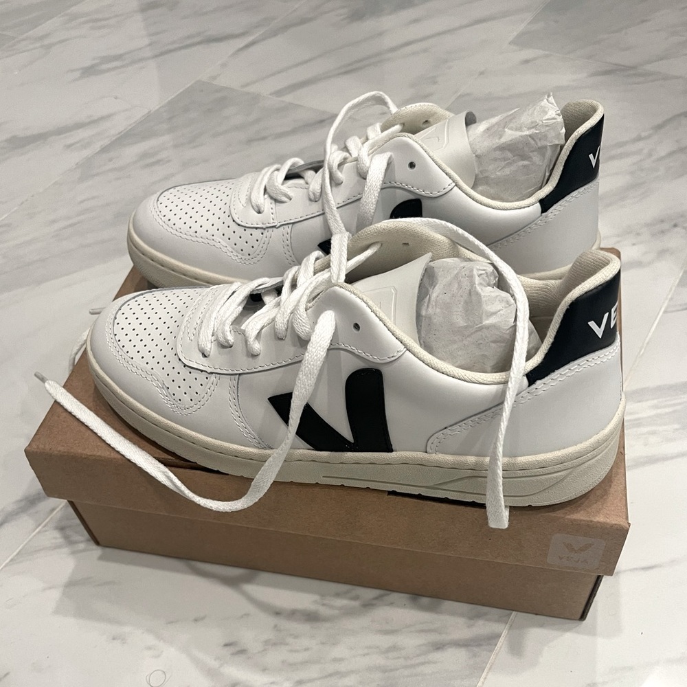 Veja V-10 Leather Lace up sneakers